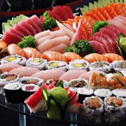 Prato de sushi e sashimi