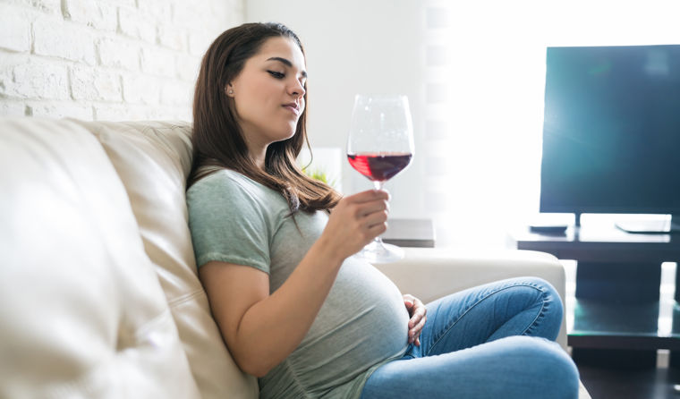 Mulher grávida e vinho sem álcool