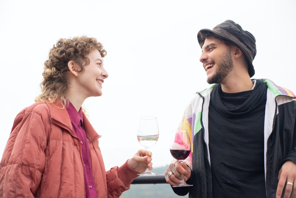 Amigos jovens hipster bebendo vinho