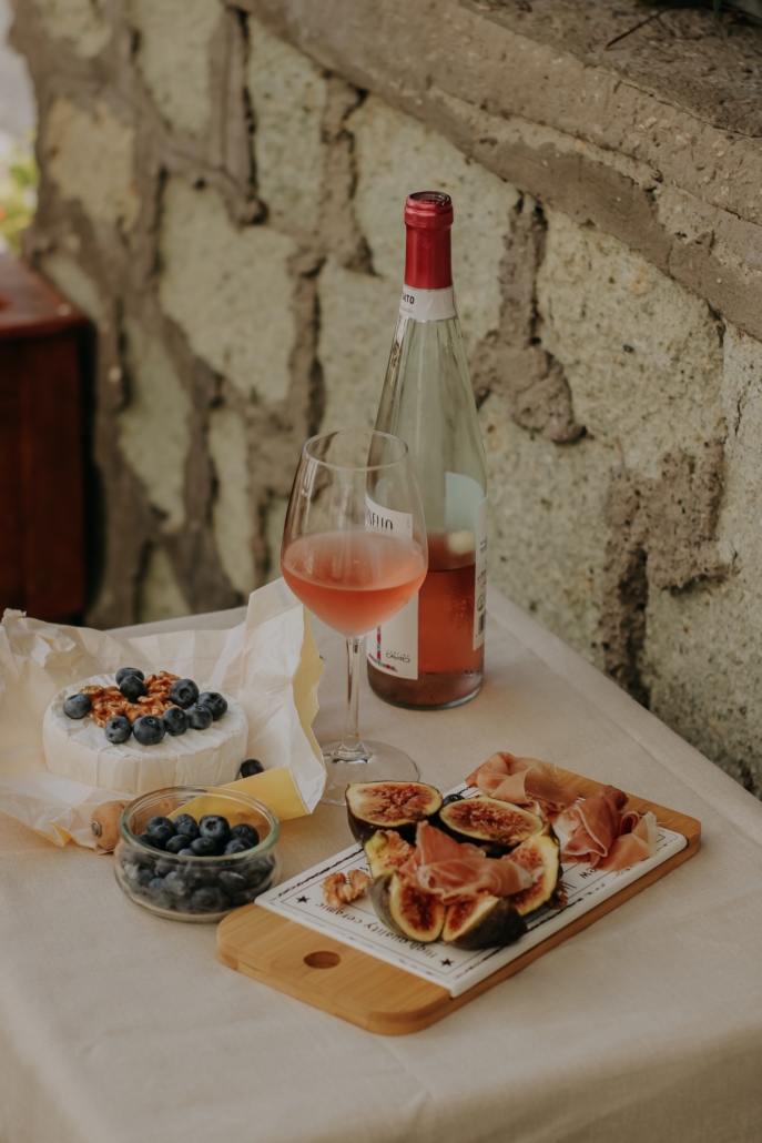 Mesa com frutas, frutos secos e vinho
