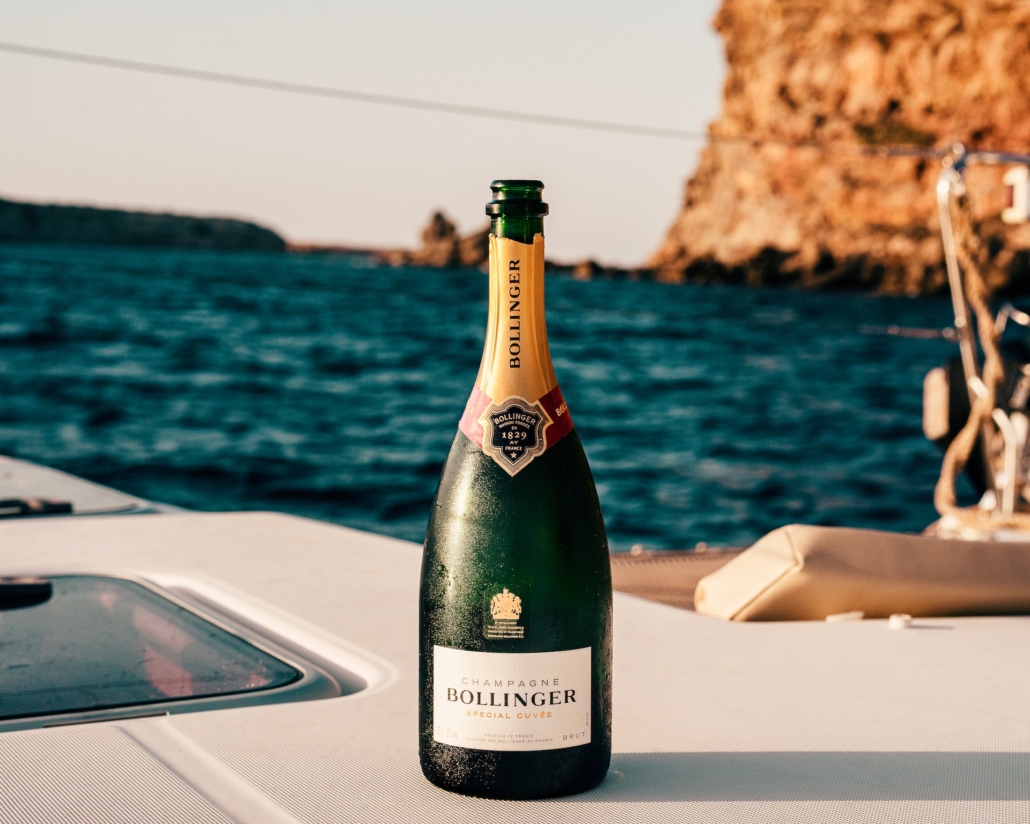 Bollinger Champagne no barco em um dia de sol