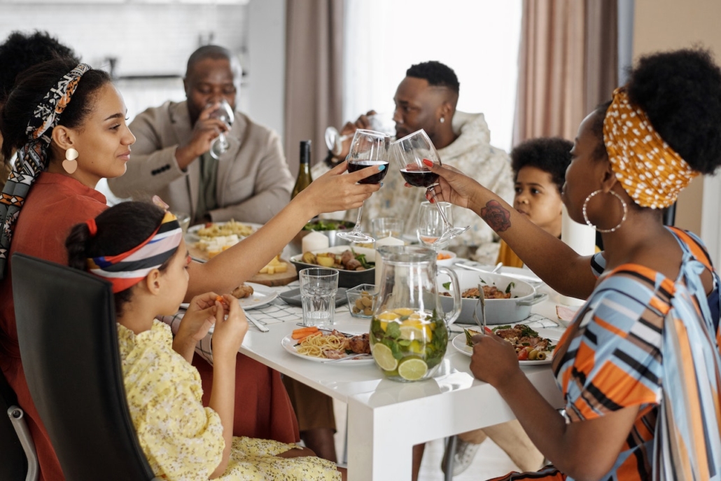 Família negra brinde com vinho